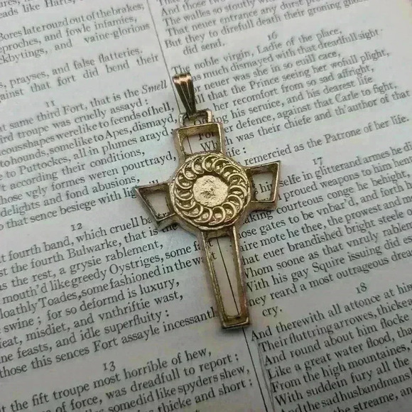 Vintage goldtone cross pendant with magnetic back - Picture 2 of 6